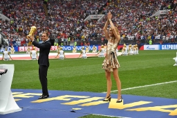Часы Водяновой на вручении Кубка мира ФИФА