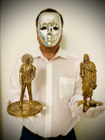Новый шедевр современного искусства 2023 года - Золотые статуи украинского художника Арт Мага.